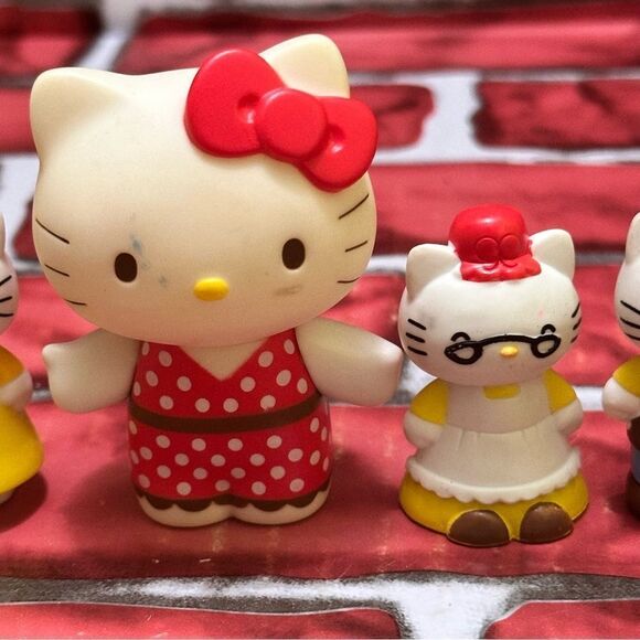 Hello Kitty World PVC mini figures - Picture 2 of 3